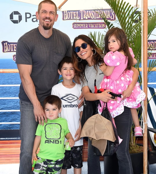 sarah shahi family