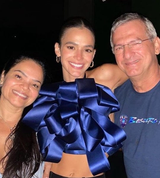 bruna marquezine parents