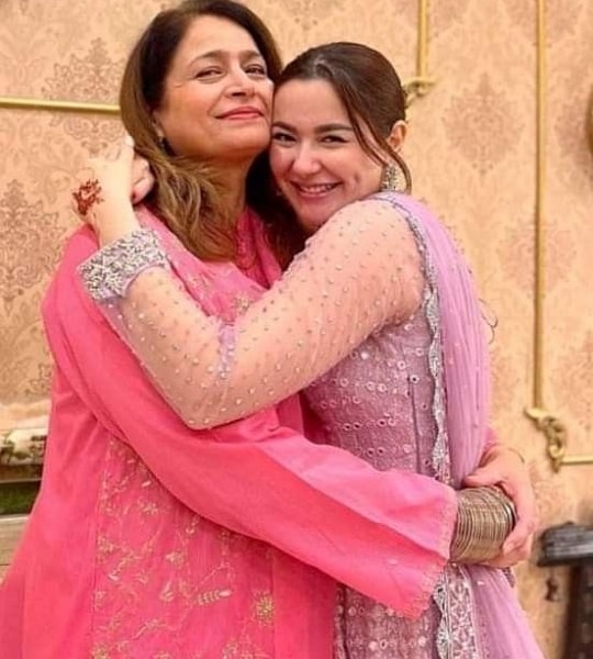 hania aamir mother